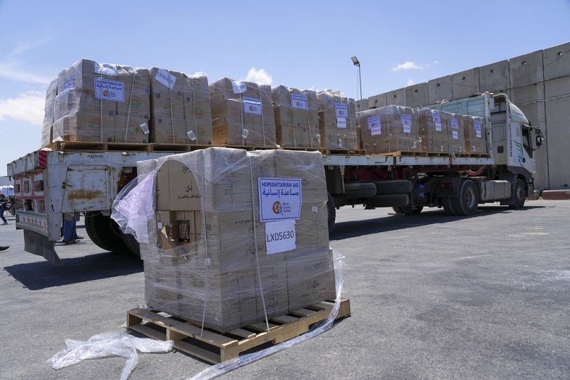 Un paquet d'aide humanitaire pour la bande de Gaza portant le logo de World Central Kitchen (WCK) se trouve sur un camion au poste frontière de Kerem Shalom, dans le sud d'Israël, en mai 2024.