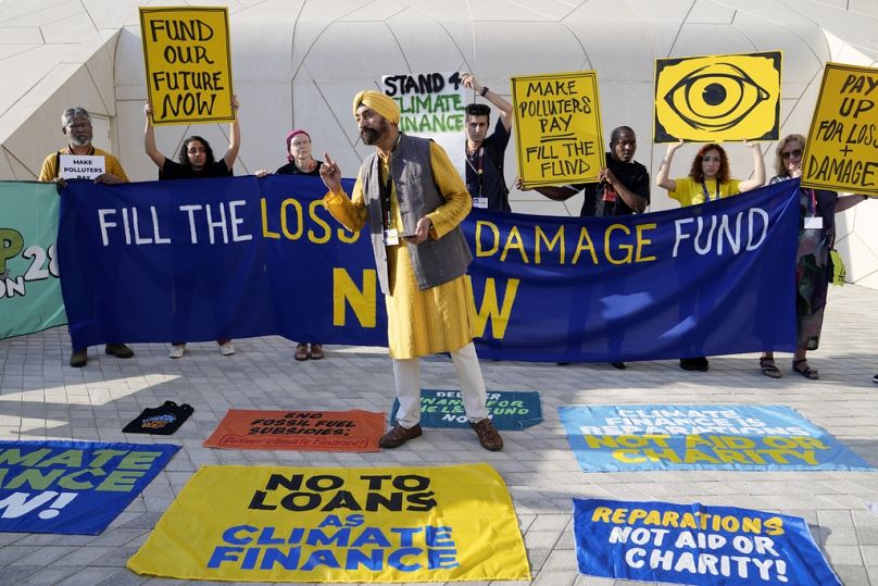 Des militants participent à une manifestation pour pertes et dommages à la COP28.