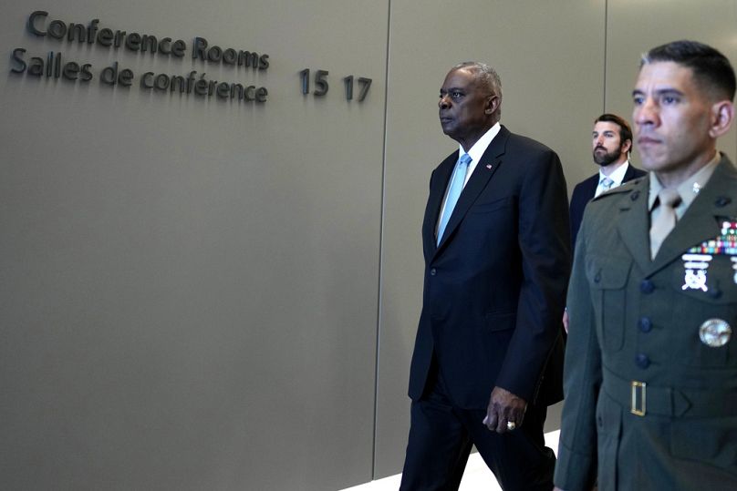 Le secrétaire américain à la Défense Lloyd Austin, à gauche, arrive pour une réunion bilatérale en marge d'une réunion des ministres de la Défense de l'OTAN au siège de l'OTAN à Bruxelles.