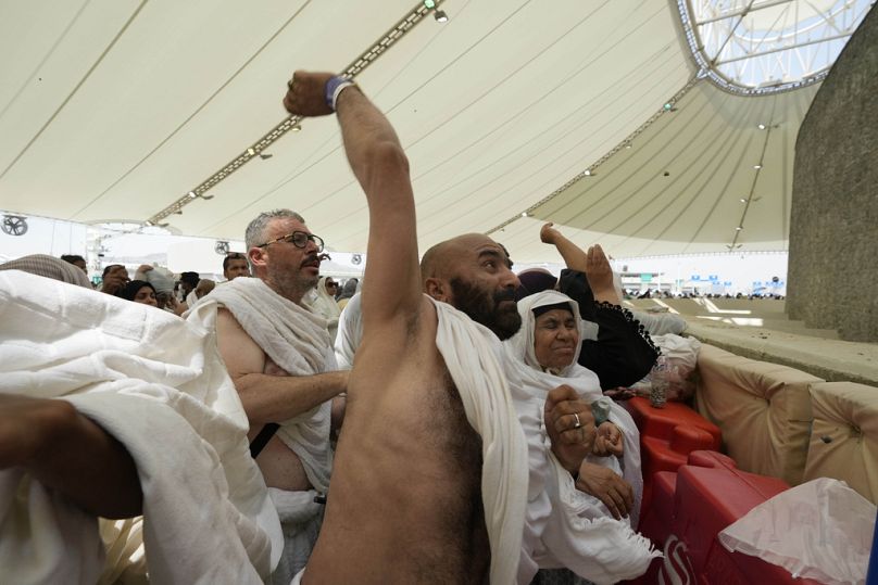 Des pèlerins musulmans jettent des pierres sur des piliers lors de la lapidation symbolique du diable, le dernier rite du hajj annuel, à Mina, en Arabie Saoudite, le 16 juin 2024.