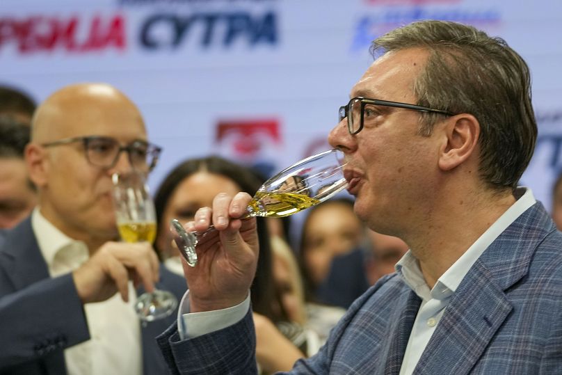 Le président serbe Aleksandar Vučić boit du champagne après avoir revendiqué sa victoire aux élections locales à Belgrade, le 2 juin 2024