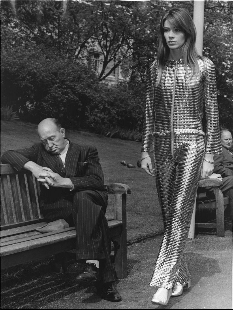 Françoise Hardy se promène dans les Embankment Gardens à Londres - avril 1968