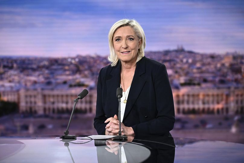 Marine Le Pen, chef du parti d'extrême droite du Rassemblement national (RN), s'exprime lors d'un entretien sur la chaîne de télévision française TF1, à Boulogne-Billancourt, près de Paris, le 10 juin 2024. 