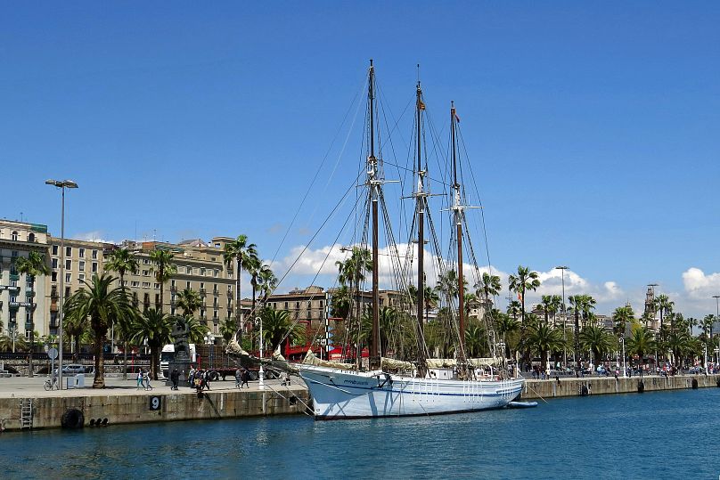 Un bateau amarré dans le port de Barcelone, en Espagne.