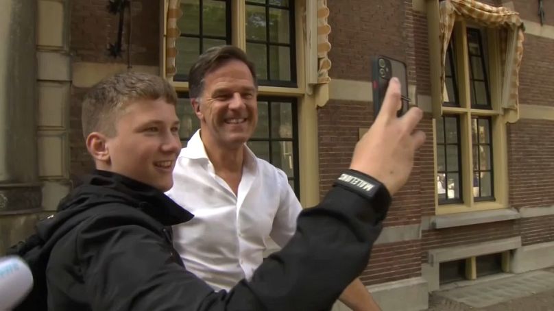 Mark Rutte pose pour des selfies avec des adolescents devant son bureau à La Haye.