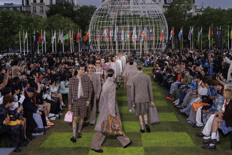 Les mannequins portent des créations pour la collection Louis Vuitton Printemps Été 2025, présentée à Paris, France, le lundi 18 juin 2024. 