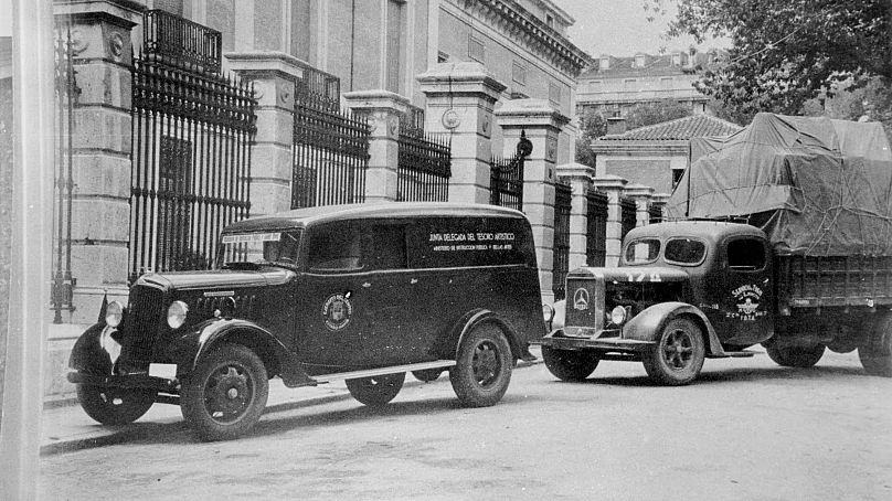 Fourgon de la Junte et camion militaire qui, fournis par les commandants Daniel Ortega et Briones, ont effectué le transfert des peintures à Valence.