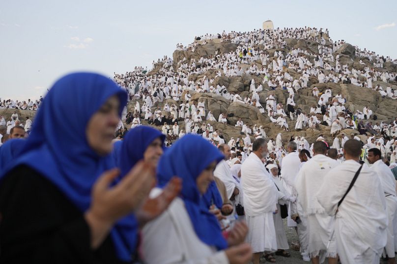 Des pèlerins musulmans se rassemblent au sommet de la colline rocheuse connue sous le nom de Montagne de la Miséricorde, le samedi 15 juin 2024. 