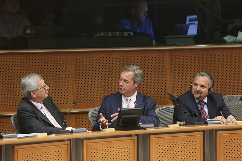 Nigel Farage, de l'UKIP, et David Borrelli, cinq étoiles, interrogent Jean-Claude Juncker, alors président de la Commission, au nom de leur groupe EFDD, aujourd'hui disparu.