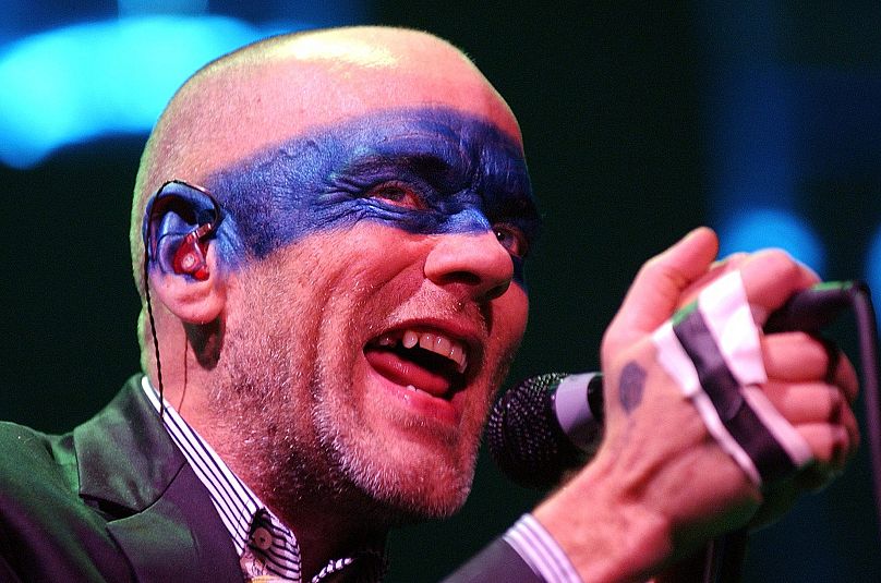 Michael Stipe, chanteur du groupe américain REM, se produit sur scène lors d'un concert à l'Arena de Genève, en Suisse, le mercredi 12 janvier 2005.