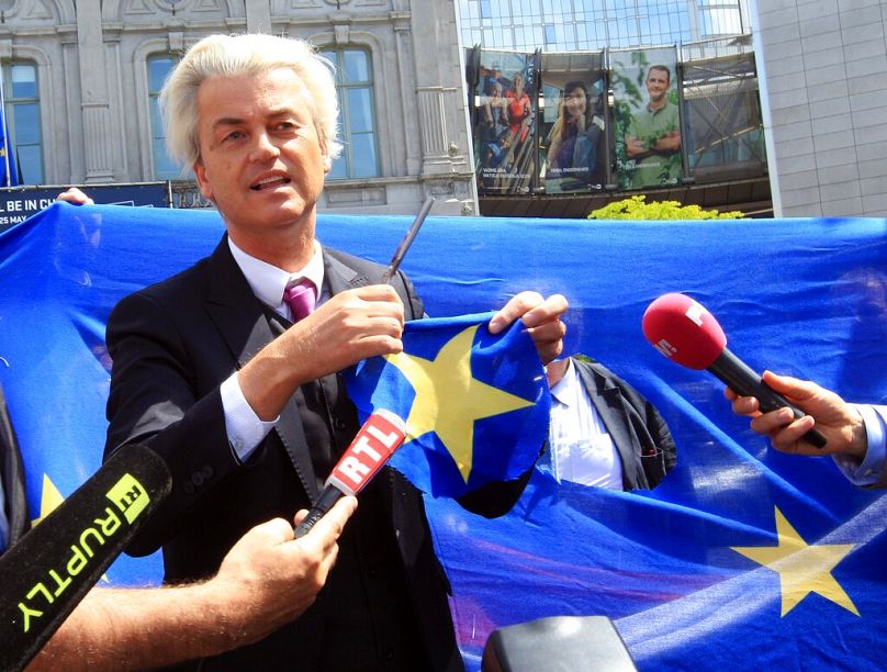Geert Wilders affiche une étoile jaune qu'il a découpée dans le drapeau de l'UE devant le Parlement européen à Bruxelles, 2014.