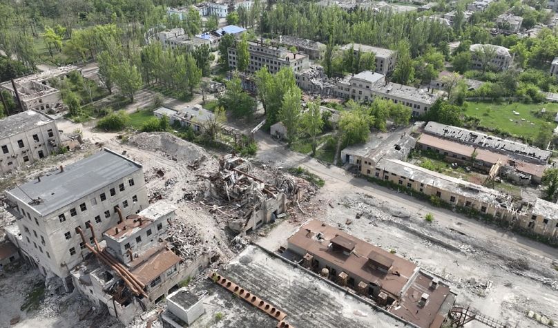 Cette photo prise à partir d'une vidéo de drone fournie par la patrouille de police ukrainienne montre la dévastation à Chasiv Yar, une ville de l'est de l'Ukraine que la Russie attaque, en Ukraine, lundi 4 avril. 