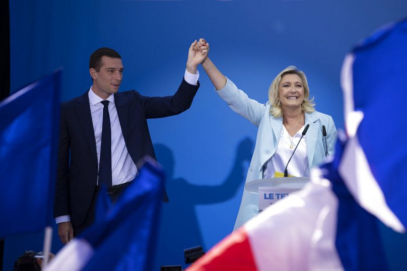 Jordan Bardella, à gauche, et Marine Le Pen saluent la foule lors d'un rassemblement du Rassemblement national à Fréjus, en France