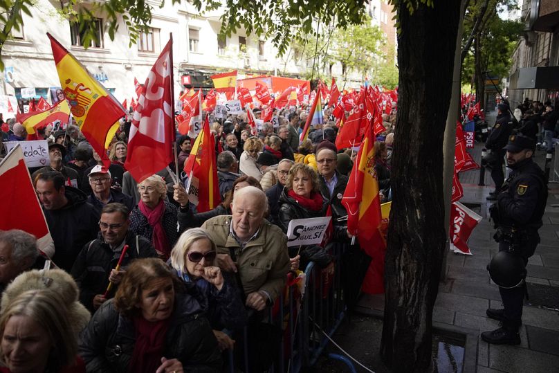 Les partisans du Premier ministre espagnol Pedro Sanchez se rassemblent au siège du parti PSOE lors d'une manifestation à Madrid, en Espagne, le samedi 27 avril 2024.