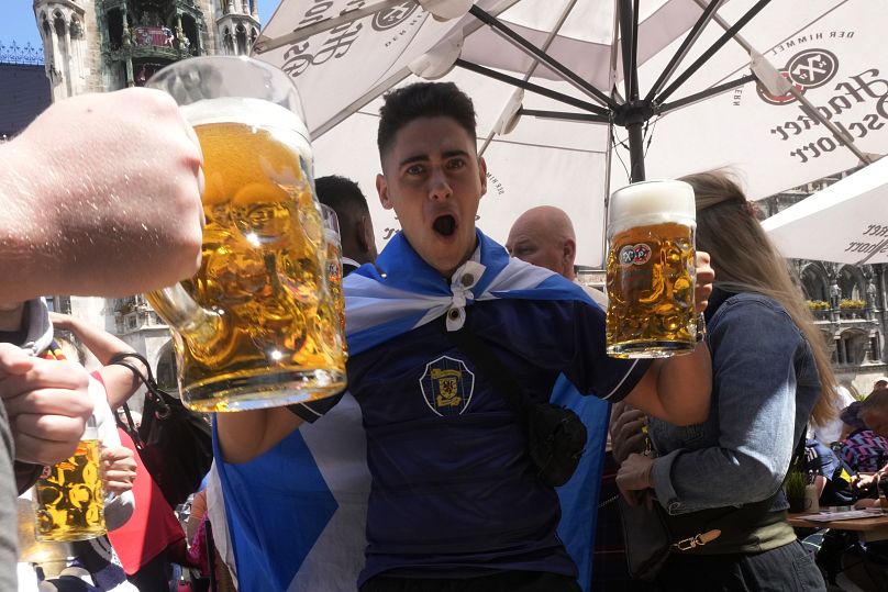 Un fan de football écossais boit de la bière dans le centre-ville de Munich, le 13 juin 2024.