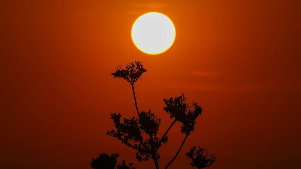 The sun rises amid high temperatures in Mexico City.