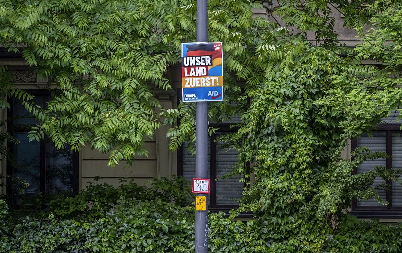 Avec le slogan « Notre pays d'abord », le parti d'extrême droite Alternative pour l'Allemagne, l'AfD, fait campagne pour des votes sur une affiche électorale pour les élections européennes à Francfort, en Allemagne.