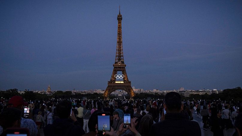 Les anneaux olympiques visibles sur la Tour Eiffel le vendredi 7 juin 2024 à Paris