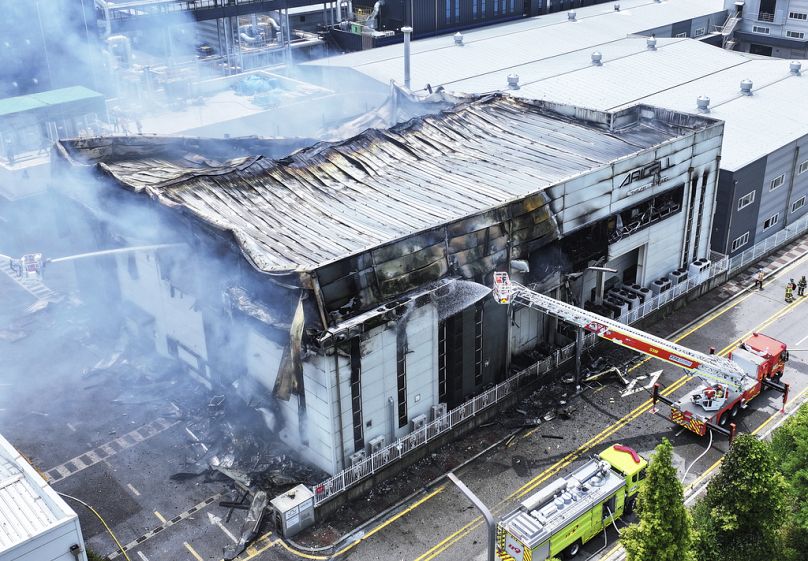 Les pompiers travaillent sur le site d'une usine de fabrication de batteries au lithium incendiée à Hwaseong, en Corée du Sud.