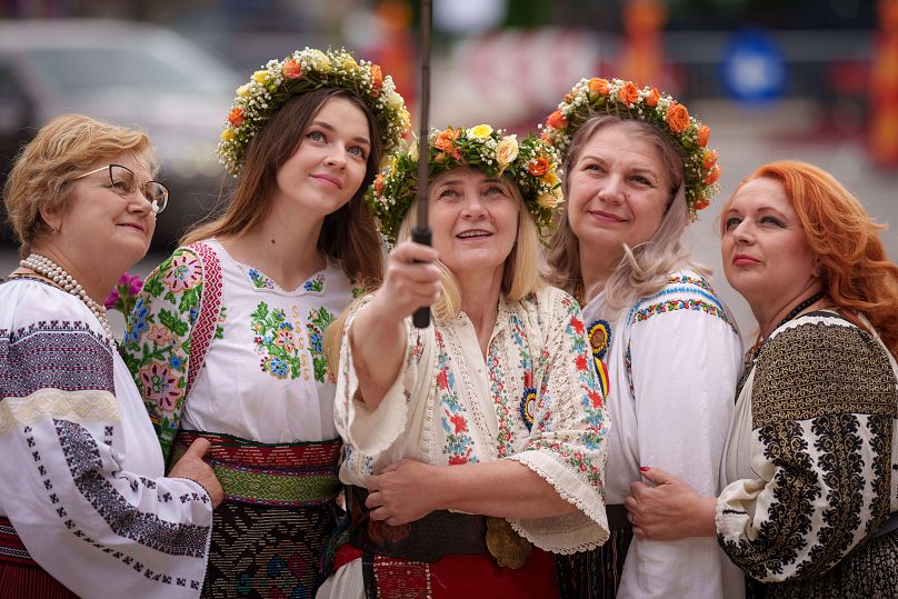 Les femmes portant des chemisiers traditionnels roumains, connus en roumain sous le nom de 