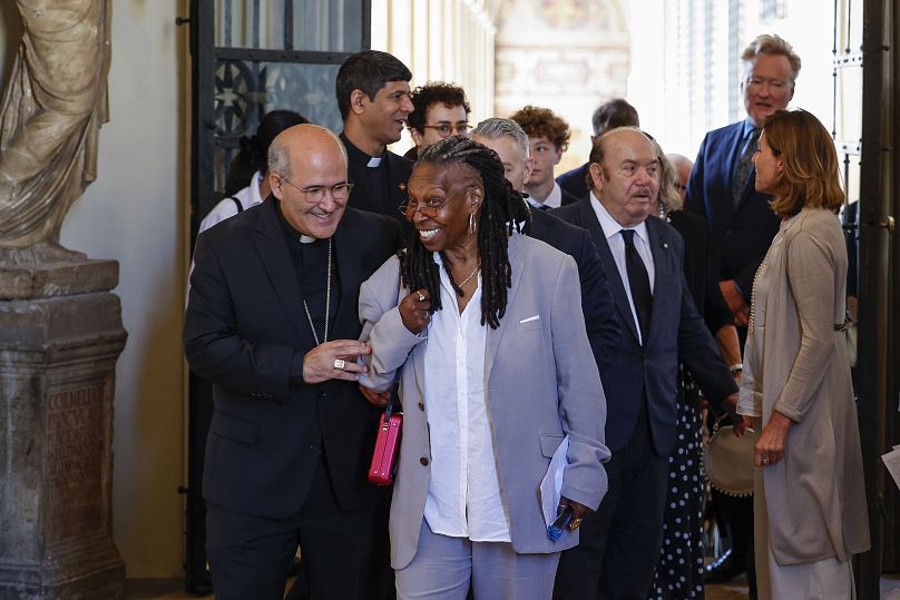 Whoopi Goldberg, au centre, quitte après une audience avec le pape François