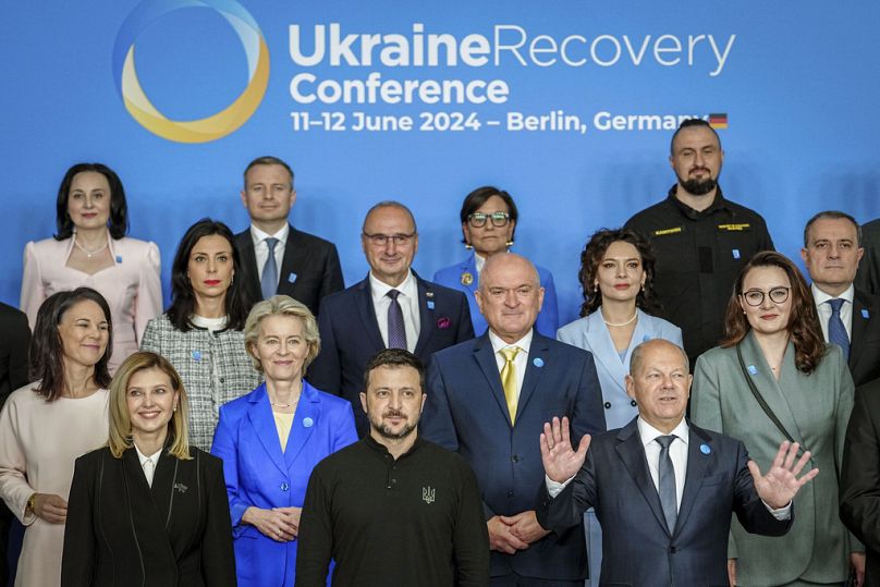 Le président ukrainien Volodymyr Zelenskyy (au premier plan) pose pour une photo avec le chancelier allemand Olaf Scholz et des hommes politiques à Berlin, le mardi 11 juin 2024.