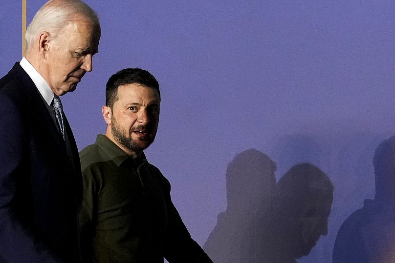 Le président américain Joe Biden Le président ukrainien Volodymyr Zelenskyy part après avoir signé un accord de sécurité bilatéral lors du sommet du G7, le 13 juin 2024.