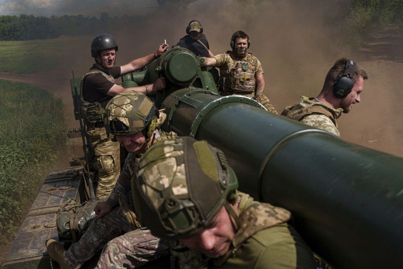 Les soldats ukrainiens de la 43e brigade d'artillerie montent sur un obusier automoteur 2s7 avant de tirer sur les positions russes sur la ligne de front dans la région de Donetsk.