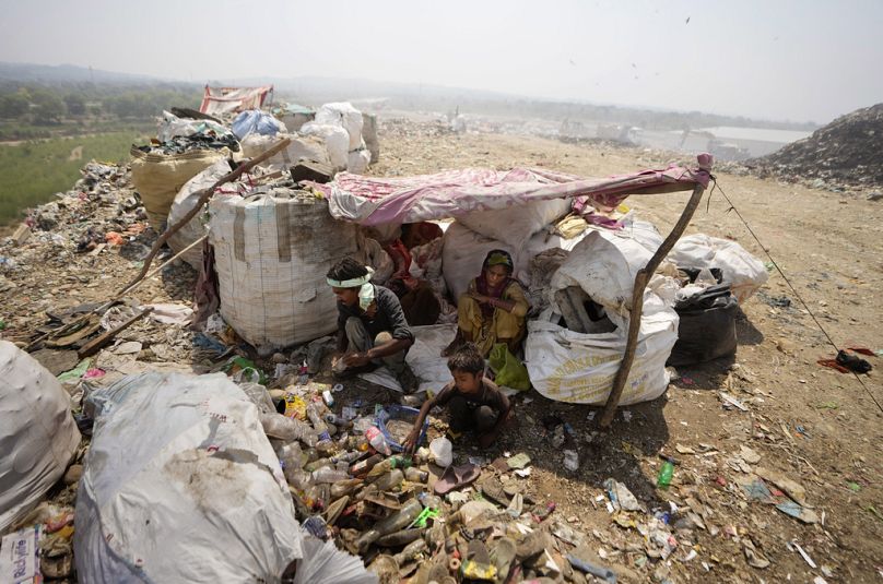 Arjun, 6 ans, ramasseur de déchets, trie les objets recyclables avec ses parents 