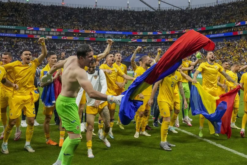 Les joueurs roumains célèbrent la fin du match lors d'un match du groupe E entre la Slovaquie et la Roumanie à l'Euro 2024
