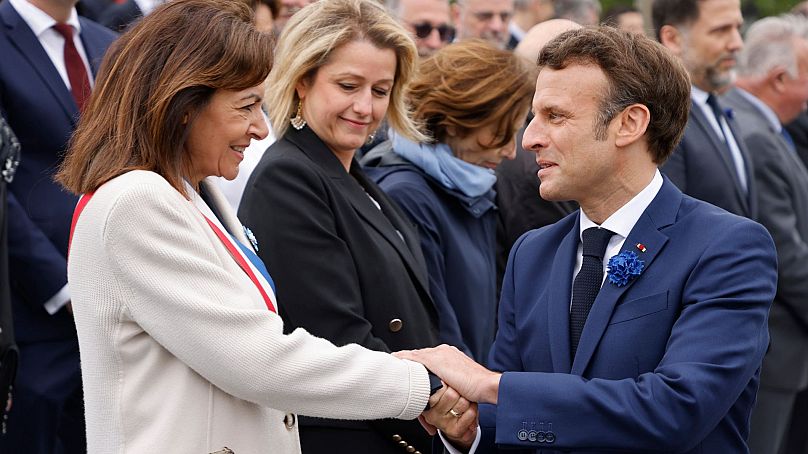 La maire de Paris Anne Hidalgo serre la main du président français Emmanuel Macron.