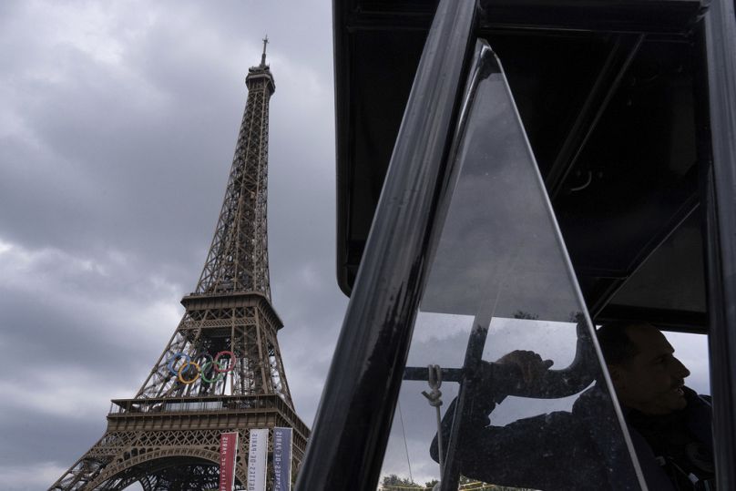 Des policiers fluviaux patrouillent devant la tour Eiffel mardi avant l'arrivée des Jeux olympiques en ville
