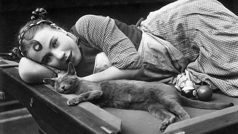 Louise Fazenda et le chat Pepper - apparemment la première star féline d'Hollywood - dans « Les serveuses sont-elles en sécurité ? » de 1917.