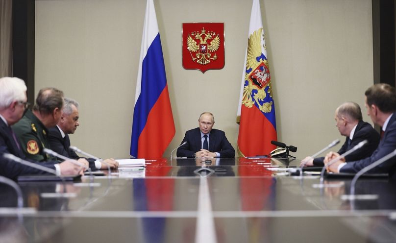 Le président russe Vladimir Poutine tient une réunion pour discuter de l'avancement de la guerre de Moscou en Ukraine, à la résidence d'État de Novo-Ogaryovo près de Moscou, en octobre 2023