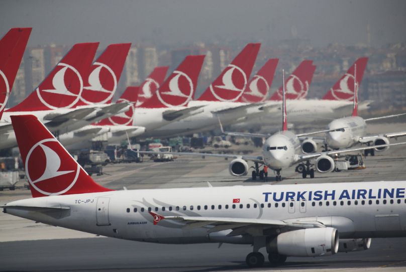 Avions de Turkish Airlines stationnés à l'aéroport primé