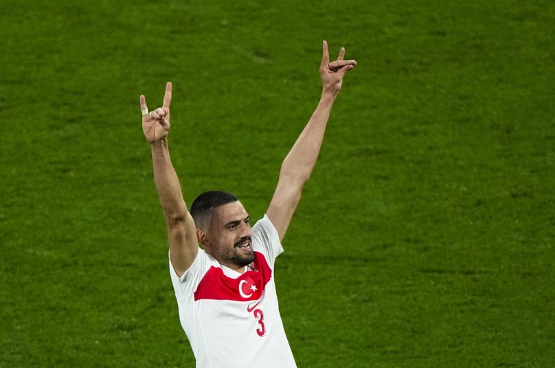 Le joueur turc Merih Demiral célèbre son deuxième but lors d'un match de huitièmes de finale entre l'Autriche et la Turquie
