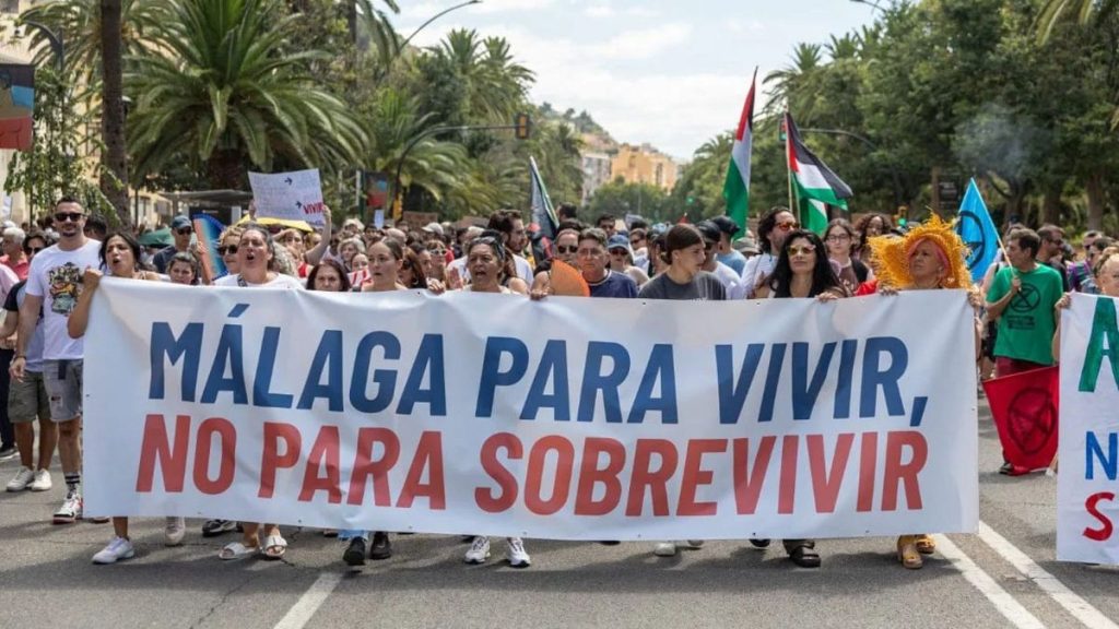 Protesters hold a sign saying ‘Málaga for living, not surviving’ on 29 July 2024.