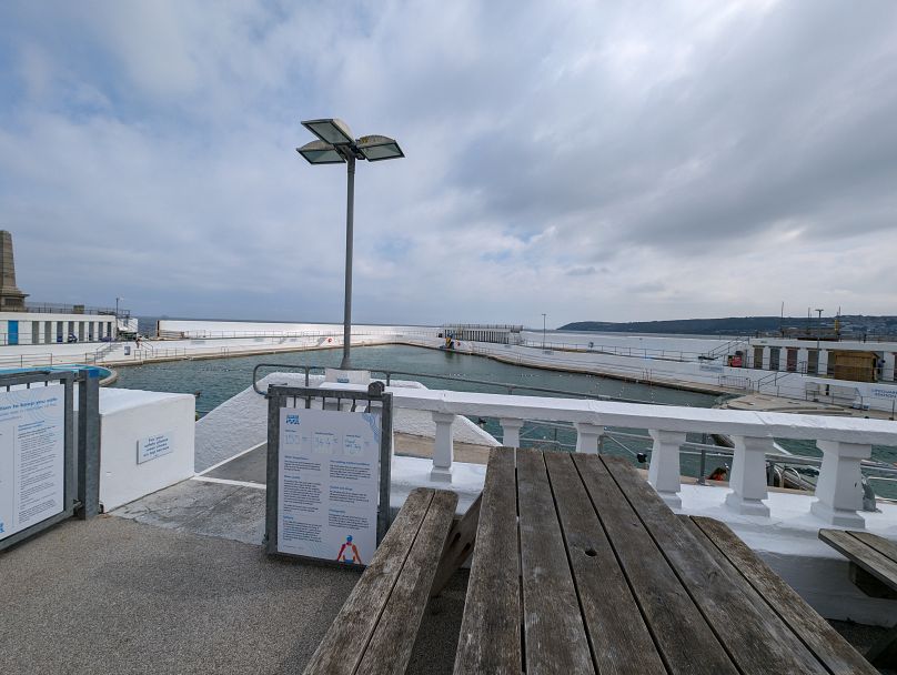 Un panneau indique les températures à la piscine Jubilee à Penzance.