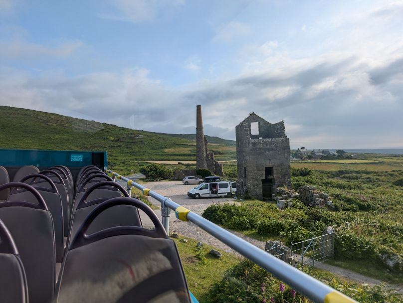 Une vue depuis le pont supérieur du bus Lands End Coaster.