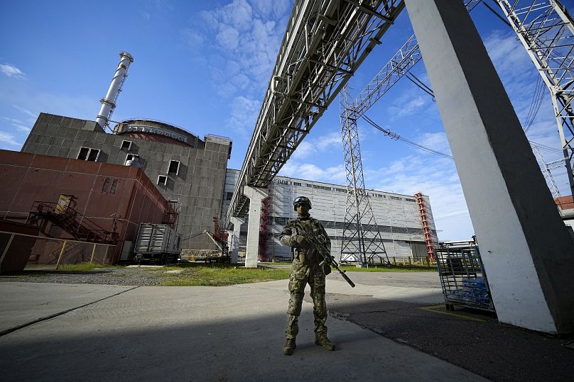 Un militaire russe garde une zone de la centrale nucléaire de Zaporizhia sur un territoire sous contrôle militaire russe, le 1er mai 2022