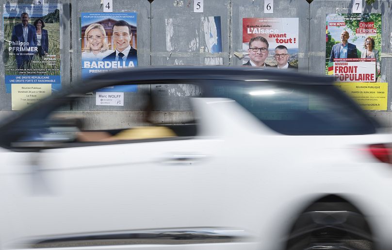 Une voiture passe devant des affiches électorales à Strasbourg, le 27 juin 2024 