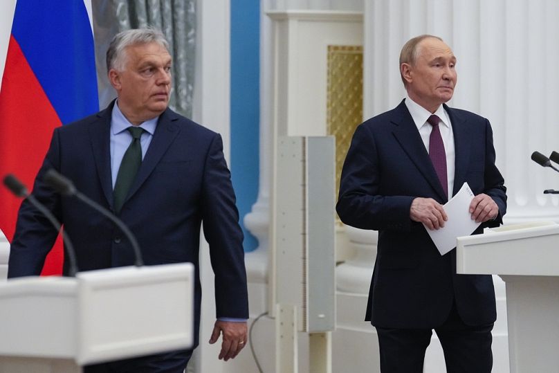 Le président russe Vladimir Poutine, à droite, et le Premier ministre hongrois Viktor Orban arrivent pour faire des déclarations à la presse après leurs entretiens au Kremlin à Moscou, en Russie, vendredi, 