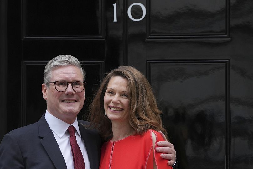 Le Premier ministre britannique Keir Starmer et son épouse Victoria posent pour les médias sur le pas de la porte du 10 Downing Street à Londres, le 5 juillet 2024