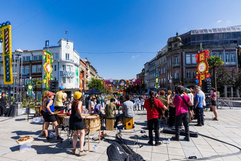 Interprètes lors de la cérémonie d'ouverture de l'UCCN à Braga, le 1er juillet. 