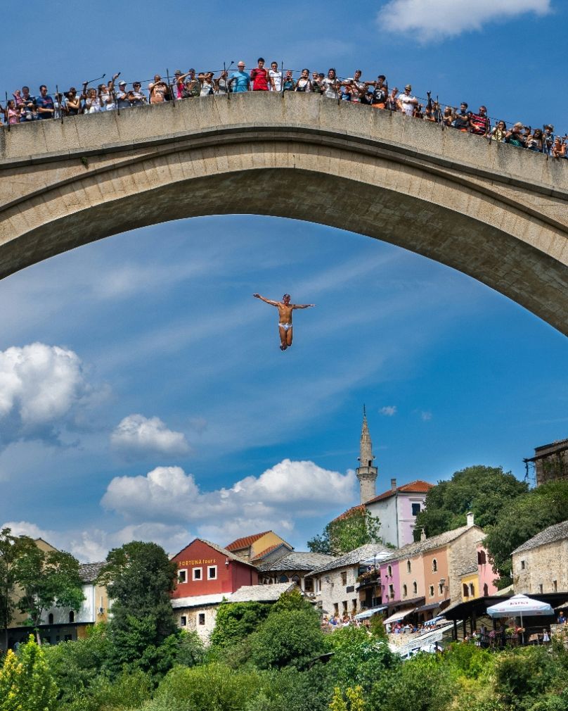 Le courage en action : sauter du pont Stari Most à Mostar