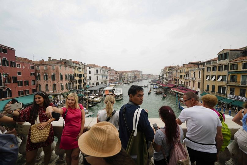 Les excursionnistes qui visitent la ville lagunaire et qui ne paient pas 5 euros pour entrer dans le centre historique de la ville lagunaire lors d'un programme pilote à dates limitées.