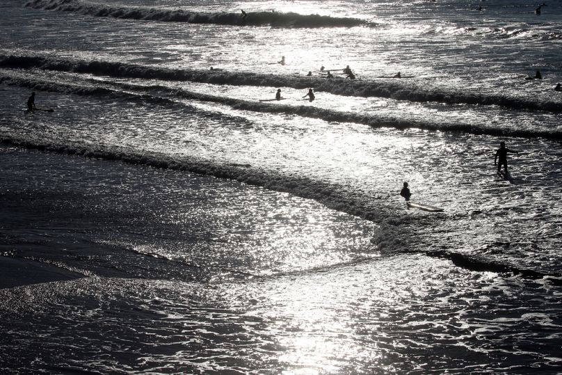 Des gens nagent dans l'océan Atlantique à Biarritz, octobre 2021