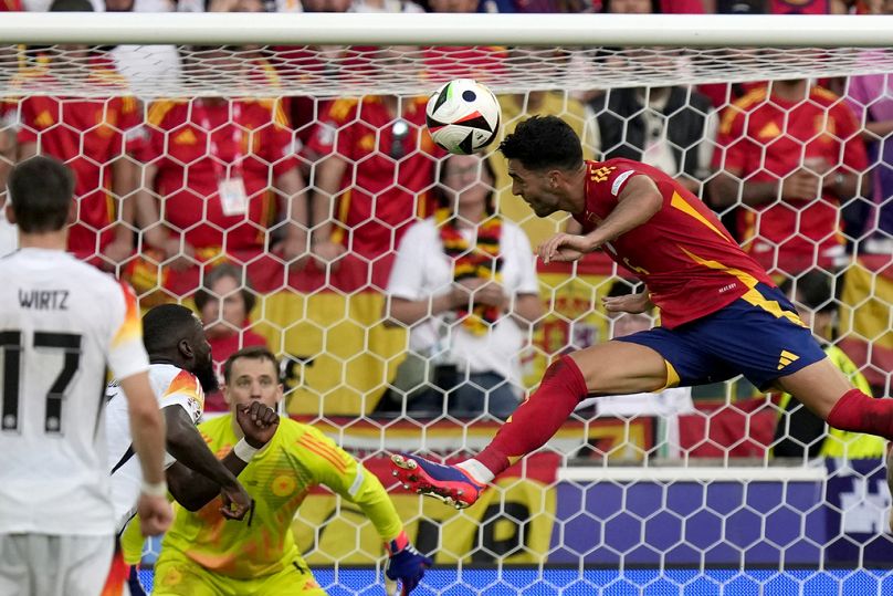 L'Espagnol Mikel Merino marque le deuxième but de son équipe lors d'un match de quart de finale entre l'Allemagne et l'Espagne à l'Euro 2024, en Allemagne,