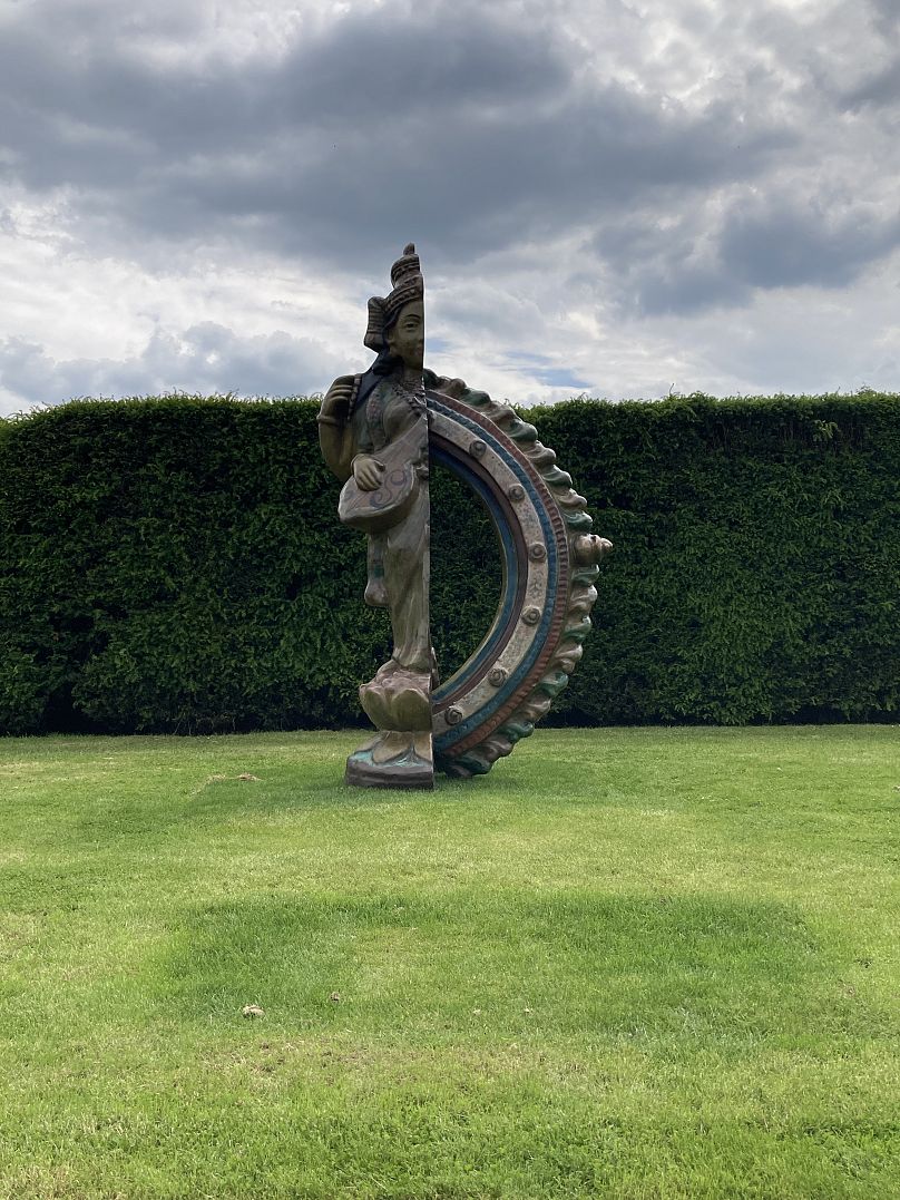 « La jachère » - L'une des trois œuvres en bronze à grande échelle de la série Intermédiaires de Kher