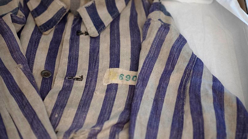 Un uniforme rayé porté par un prisonnier d'un camp de concentration est exposé dans un laboratoire de conservation des textiles lors de l'inauguration du Moshal Shoah Legacy Campus 